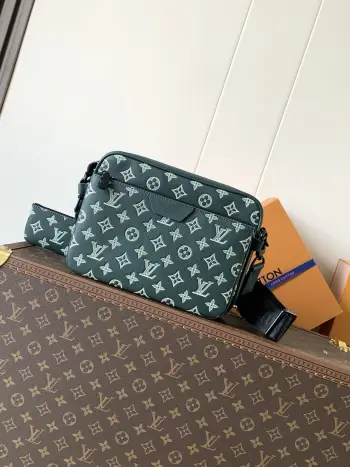 <p>顶级原单 M27154墨绿印花 顶级163C 本款 Trio Messenger 邮差包取材柔软 Monogram Shadow 牛皮革 搭配 Monogram Shadow 皮革袢带与主袋 拉链前袋 肩带与点缀其上的零钱包均可拆卸 肩带亦可调节 确保背携舒适贴合 </p><p>25 x 18.5 x 7 (厘米) ((长 x 高 x 宽)</p><p>Monogram Shadow 牛皮革</p><p>牛皮革饰边</p><p>织物内衬</p><p>金属件</p><p>主袋配有前贴袋</p><p>内贴袋</p><p>肩带配有可拆卸小号零钱包</p><p>肩带 可拆卸 可调节</p><p>包带半长 40.0 厘米</p><p>包带半长可调至 64.0 厘米</p>