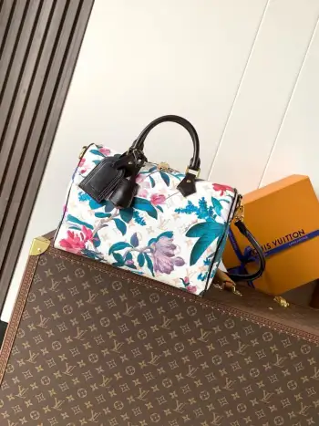 <p>顶级原单 动态芯片</p><p>M29066花卉 本款 Speedy 30 Soft 手袋出自 Monogram Eden 系列 为 Monogram Dune 帆布渲染繁复花卉与动物图案 搭配撞色皮革钥匙包和名牌 拉链内袋和可拆卸肩带再添考究细节 </p><p>21 x 17 x 30 厘米</p><p>(长度 x 高 x 宽)</p>