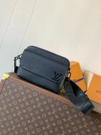 <p>顶级原单</p><p>M22842黑色 顶级原单 变码芯片163C BOARDING 邮差包Boarding 邮差包取材轻质耐磨的蜡面牛皮革 为精巧构型搭配内外贴袋 便于妥善存放 8.3 寸平板电脑 可调节皮革肩带升级舒适体验 顶级原单</p><p>尺寸 24×18×9cm</p>