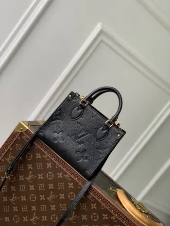<p>顶级原单 动态芯片</p><p>M46993 本款 OnTheGo BB 手袋为 Monogram Empreinte 皮革压印 Monogram 图案 以别致手柄固定件和包角的铆钉皮革袢彰显匠心细节 玲珑构型可收纳智能手机和短款钱夹 可拆卸并调节的肩带方便肩背 18.0 x 15.0 x 8.5 厘米 (长 x 高 x 宽)</p>