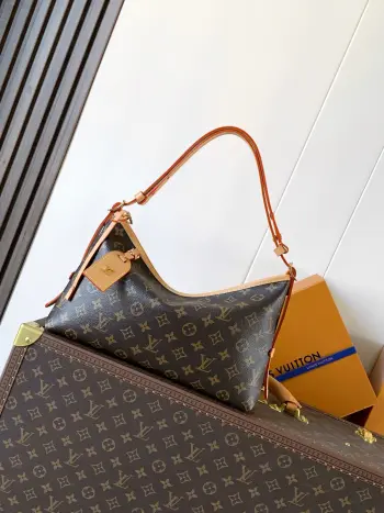 <p>顶级原单 动态芯片</p><p>M28101老花 CarryAll EastWest手袋取材 Monogram 帆布和皮革饰边 成就都市生活的贴身伴侣 充裕构型设有齐整内层 大号内袋再添功能元素 Monogram 帆布拉链手拿包通过皮革带固定</p><p>尺寸 20 x 10 x 33.5 厘米(高 x 宽 x 长度)</p>