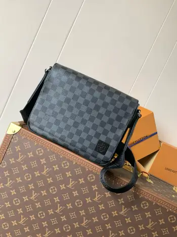 <p>顶级原单</p><p>M42710 黑格 本款 District 小号邮差包取材 Damier Infini 涂层帆布 搭配磁扣开合和拉链后袋 以经典格调丰富日常出行 可调节肩带标注路易威登标识 尺寸26 x 20 x 7 厘米(长度 x 高 x 宽)</p>