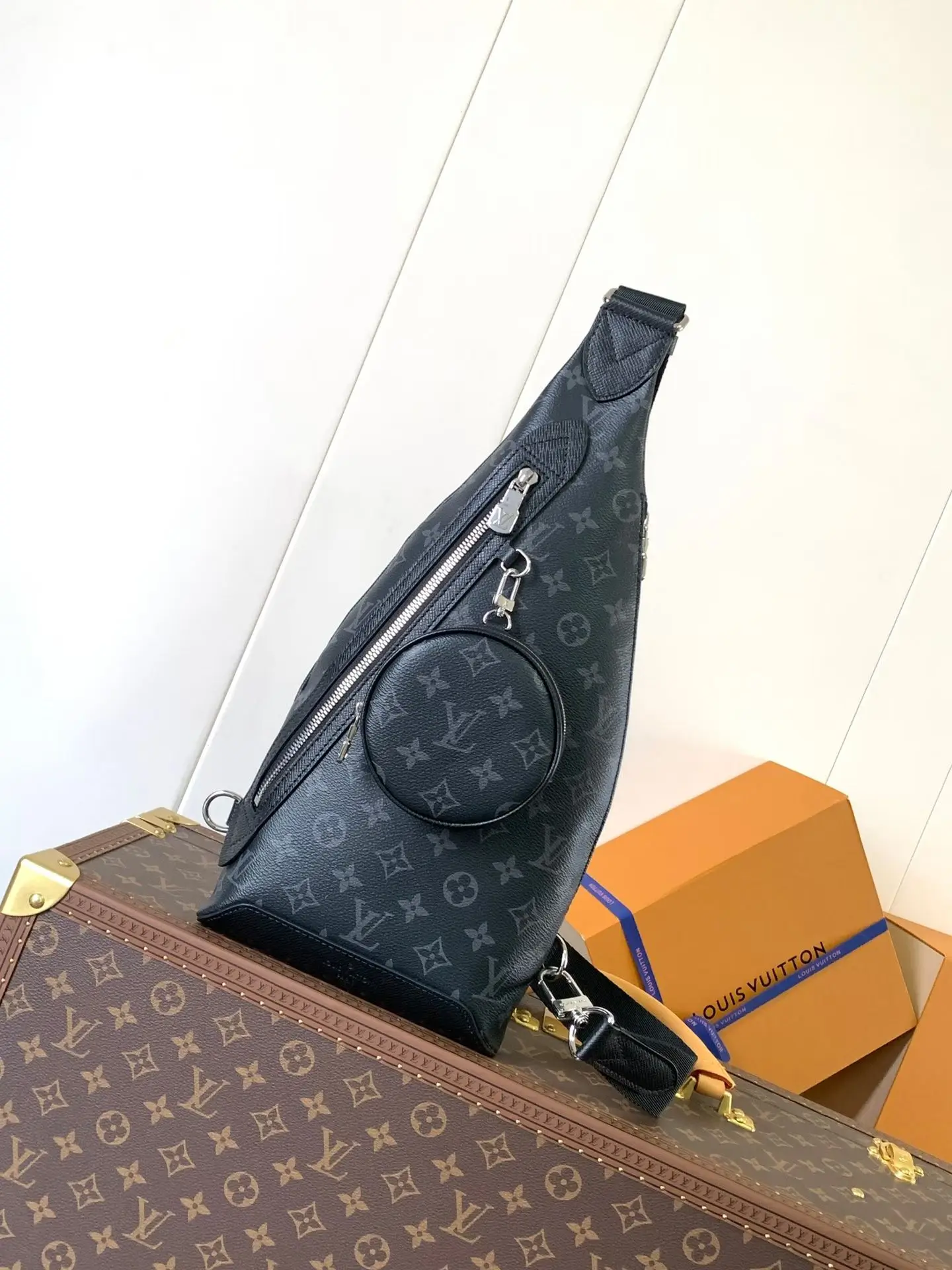 原单LV男包|高仿LV男包|精仿LV男包|一比一LV男包<p>顶级原单</p><p>M30936黑花 动态变码芯片163c </p><p>本款 𝐃𝐮𝐨 单肩包以柔软牛皮革塑造贴身构型 成就传统双肩包之外的实用之选 拉链侧袋可收纳智能手机 可拆卸收纳包方便取放物品 可调节提花织物肩带实现左右肩背 尺寸 𝟐𝟎.𝟎 𝐱 𝟒𝟐.𝟎 𝐱 𝟔.𝟎 厘米 (长 𝐱 高 𝐱 宽)</p>
