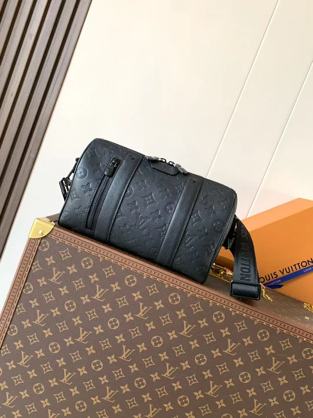 原单LV男包|高仿LV男包|精仿LV男包|一比一LV男包<p>顶级原单 变码芯片163C </p><p>M26750 Keepal 旅行袋浓缩经典构型 成就此款潮流都市手袋 侧面设计趣味呈现翻转效果 Monogram 图案 巧妙呼应 2018 年 Kim Jones 的 Upside Down 系列 Monogram Eclipse 帆布包身搭配可拆卸肩带 从容背携日常所需 </p><p>尺寸 27 x 17 x 13 厘米</p>