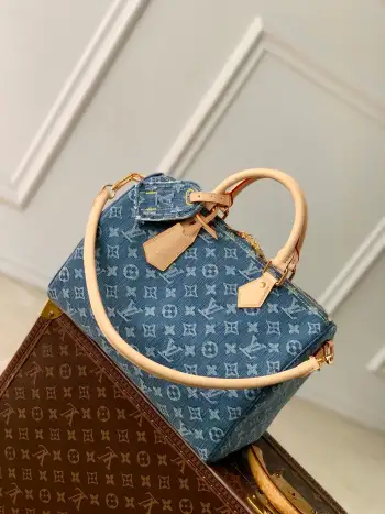 <p>顶级原单 动态芯片</p><p>M14430 牛仔 本款产品取材丹宁布焕新演绎 Speedy Soft 30 手袋 为经典设计注入现代韵致 包身覆以品牌标志性 Monogram 图案 搭配撞色皮革手柄 可拆卸肩带与压印路易威登标识的装饰性钥匙包 充裕空间可轻松收纳日常所需 亦可安放平板电脑与书籍 从容随行周末出游或日常通勤 </p><p>30 x 21 x 17 厘米</p><p>(长度 x 高 x 宽)</p>