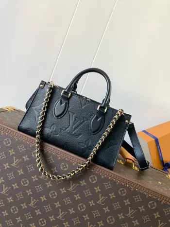 <p>顶级原单 动态芯片</p><p>M23640黑色 本款 OnTheGo 小号手袋为 Monogram Empreinte 皮革压印 Giant Monogram 图案 彰显柔美修长廓形 紧凑内部空间可有序收纳日常所需 铰接式顶部手柄和可拆卸皮革编织链条肩带实现多种背携选择 25 x 13 x 10厘米(长度 x 高 x 宽)</p>