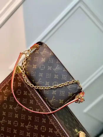 <p>顶级原单M82766 本款 Pochette Accessoires 手袋采用 Monogram 帆布演绎经典设计 以拉链开启充裕空间 内设拉链口袋 贴袋和卡片夹层 可稳妥收纳日常所需 皮革肩带和链条均可拆卸 实现多种背携方式 Monogram 涂层帆布一牛皮革饰边一织物内衬一金属件一拉链开合一大号隔层一拉链内袋一内贴袋一卡片夹层一肩带 可拆卸 不可调节   尺寸:23.5x13.5x4CM</p>