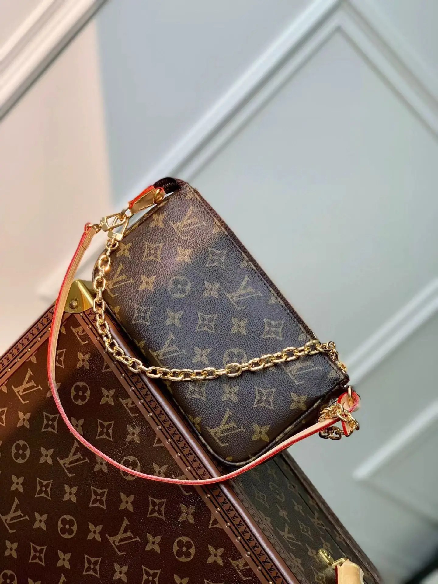 <p>顶级原单M82766 本款 Pochette Accessoires 手袋采用 Monogram 帆布演绎经典设计 以拉链开启充裕空间 内设拉链口袋 贴袋和卡片夹层 可稳妥收纳日常所需 皮革肩带和链条均可拆卸 实现多种背携方式 Monogram 涂层帆布一牛皮革饰边一织物内衬一金属件一拉链开合一大号隔层一拉链内袋一内贴袋一卡片夹层一肩带 可拆卸 不可调节 尺寸:23.5x13.5x4CM</p>