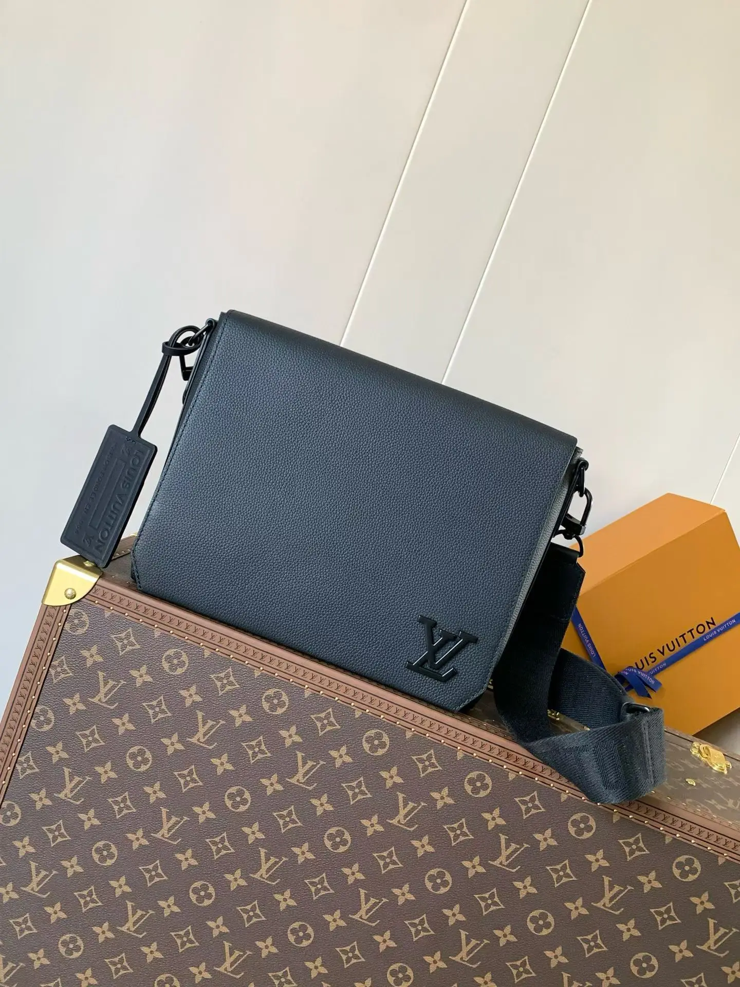 原单LV女包|高仿LV女包|精仿LV女包|一比一LV女包<p>顶级原单</p><p>M57080变码芯片 LV Aerogram 邮差包以极简设计满溢潮流气息 细腻牛皮革表面的可定制标签仿佛旧式航空信笺上的邮票 直角翻盖开启内部空间 可容纳手机 平板电脑和文件 拉链后袋稳妥收纳贵重物品 尺寸 28×24×10cm</p>