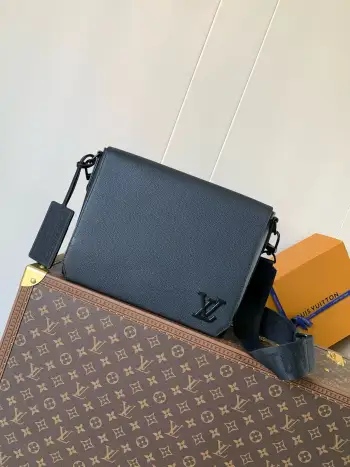 <p>顶级原单</p><p>M57080变码芯片 LV Aerogram 邮差包以极简设计满溢潮流气息 细腻牛皮革表面的可定制标签仿佛旧式航空信笺上的邮票 直角翻盖开启内部空间 可容纳手机 平板电脑和文件 拉链后袋稳妥收纳贵重物品 尺寸 28×24×10cm</p>