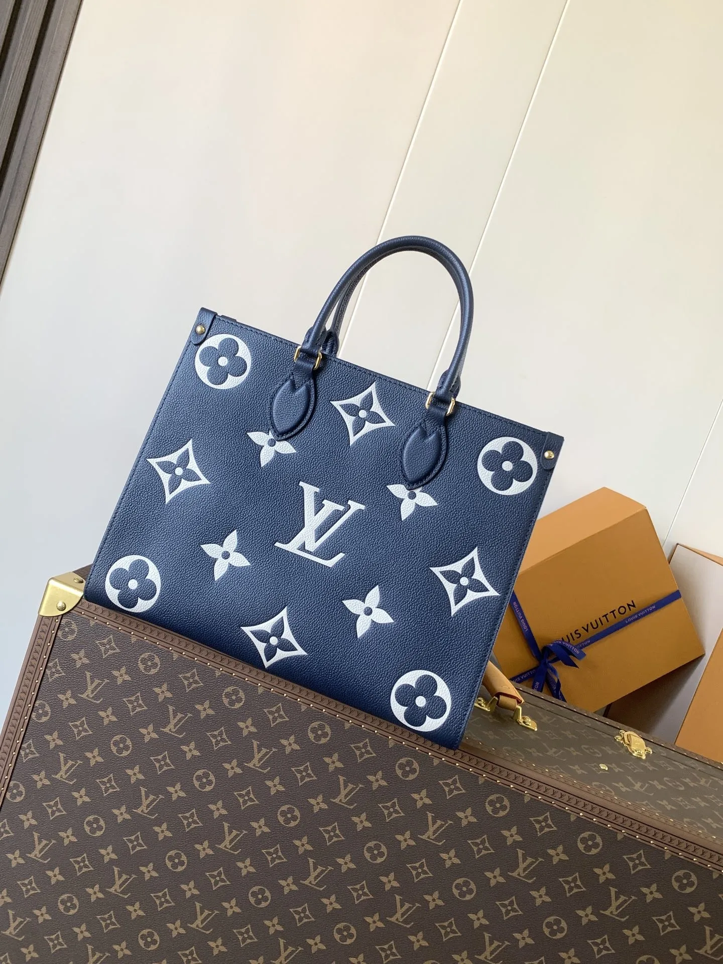 原单LV女包|高仿LV女包|精仿LV女包|一比一LV女包<p>变码芯片 定制头层牛皮</p><p>M45607杏色  M45595黑色 </p><p>M45494杏印 M45495黑印  </p><p>M47084深蓝</p><p>顶级原单本款 OnTheGo 中号手袋选用 Monogram Empreinte 皮革 以粒面纹理烘托 Monogram 压纹 为棱角分明的构型注入一抹典雅韵味 微纤维构筑的充裕内层可容纳笔记本电脑 轧制皮革手柄和长肩带实现多种背携方式 </p>