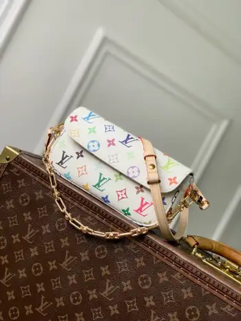 <p>顶级原单 动态芯片</p><p>M27492 Wallet On Chain Ivy 手袋 出自路易威登 x 村上隆再版系列 选用缤纷 Monogram 涂层帆布塑造精巧构型 以日本艺术家村上隆的灵动风格巧妙重绎品牌经典元素 卡片夹层和拉链内袋可容纳日常所需 链条和可调节皮革肩带均可拆卸 实现长短肩背和斜挎选择 23.5 x 12 x 4.3 厘米 (长度 x 高 x 宽)</p>