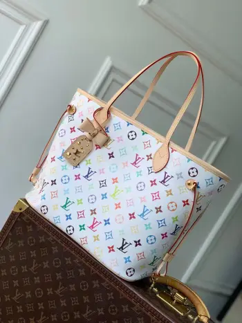 <p>顶级原单 动态芯片163c</p><p>M27787白彩 村上隆中号购物袋 本款 Neverfull MM 手袋 出自路易威登 x 村上隆再版系列 为 Monogram 涂层帆布巧妙融入日本艺术家的明丽色调 尤其值得称道的莫过于可脱卸式拉链手包 它既可单独作为一只精致手拿包使用 亦可作为额外的口袋  牛皮革饰边勾勒贴身构型 名牌点缀雅致蝴蝶结细节 尺寸 32 x 29 x 17 cm (长 x 高 x 宽)</p>