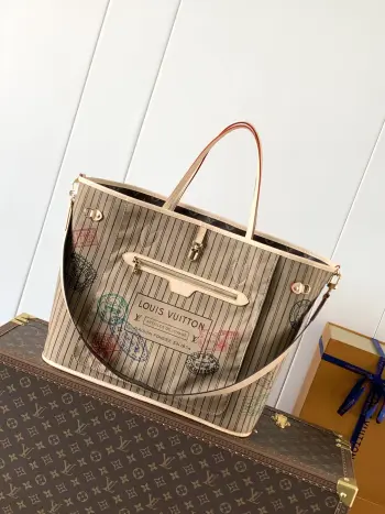 <p>顶级原单 变码芯片</p><p>M11948老花   Neverfull Bandoulière Inside Out GM 大号手袋以 Monogram 帆布和缤纷压花织物演绎双面设计 再令考究包身映现金属件的细腻莹泽 为经典构型注入新季意趣 巧用侧面钩扣和可拆卸肩带 可轻松化身 Hobo 手袋或斜挎包 尺寸 39*19*32cm </p>