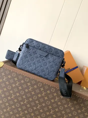 <p>顶级原单 M27925蓝色  顶级163C 本款 Trio Messenger 邮差包取材柔软 Monogram Shadow 牛皮革 搭配 Monogram Shadow 皮革袢带与主袋 拉链前袋 肩带与点缀其上的零钱包均可拆卸 肩带亦可调节 确保背携舒适贴合 </p><p>25 x 18.5 x 7 (厘米) ((长 x 高 x 宽)</p><p>Monogram Shadow 牛皮革</p><p>牛皮革饰边</p><p>织物内衬</p><p>金属件</p><p>主袋配有前贴袋</p><p>内贴袋</p><p>肩带配有可拆卸小号零钱包</p><p>肩带 可拆卸 可调节</p><p>包带半长 40.0 厘米</p><p>包带半长可调至 64.0 厘米</p>