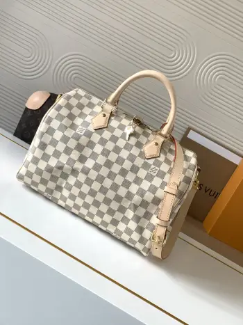 <p>M41112白格 顶级原单 独家背景实拍 M40592 Speedy 系列手袋原为旅行者而设计 借由此名致敬 1930 年代蓬勃发展的捷运系统 此款 Speedy Bandoulière 30 手袋采用亮泽 Damier Azur 帆布再现标志性构型 以辊压皮革手柄 铭纹挂锁和可拆卸肩带延续经典细节 成就夏日都市出行佳选 30.0 x 21.0 x 17.0 厘米 (长 x 高 x 宽)</p><p>	 	Damier Azur 涂层帆布</p><p>	 	光滑牛皮革饰边</p><p>	 	织物内衬</p><p>	 	金属件</p><p>	 	双拉链</p><p>	 	挂锁</p><p>	 	内贴袋</p><p>	 	肩带 可拆卸 可调节</p><p>	 	包带半长 48.0 厘米</p><p>	 	包带半长可调至 55.0 厘米</p><p>	 	手柄 双手柄</p>