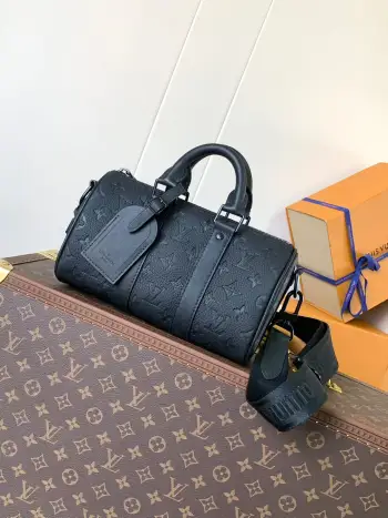 <p>顶级原单</p><p>M20900黑压 变码芯片 黑压花Keepall 系列的迷你版本再现新意 Taurillon Monogram 牛皮革塑造经典构型 加固侧带和可拆卸皮革名牌延续标志性元素 搭配双手柄和肩带 为都市精英提供优良之选 详细特征25 x 15 x 11 厘米 (长度 x 高 x 宽)</p>