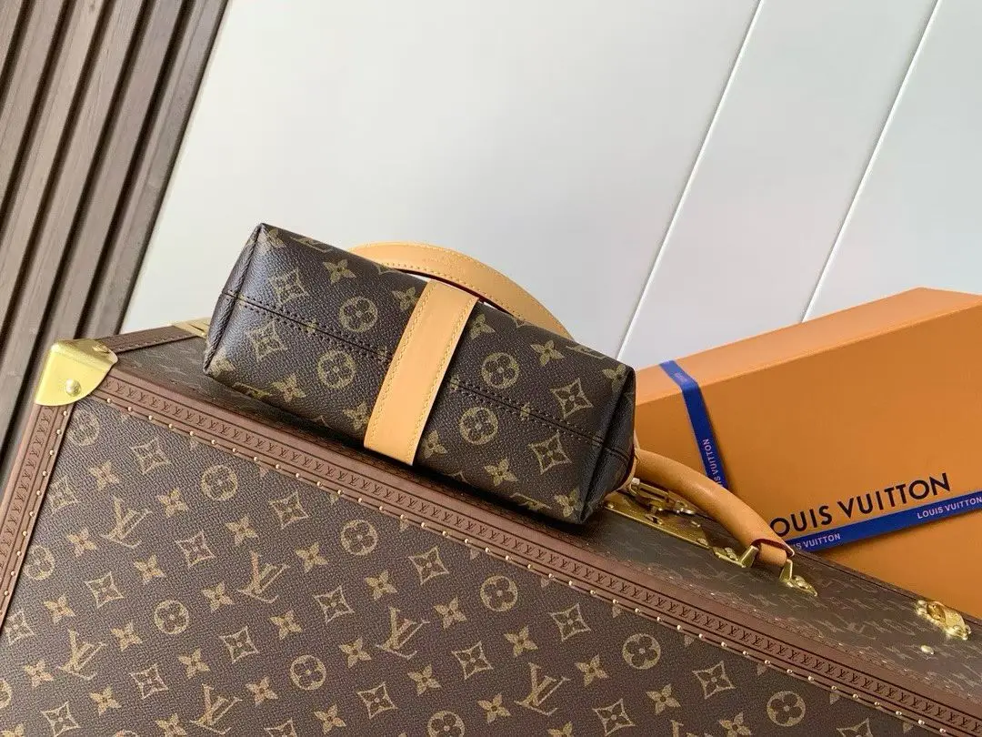 Louis Vuitton M26191 Canvas Handbag Women s Shoulder Bag - Detail view 4