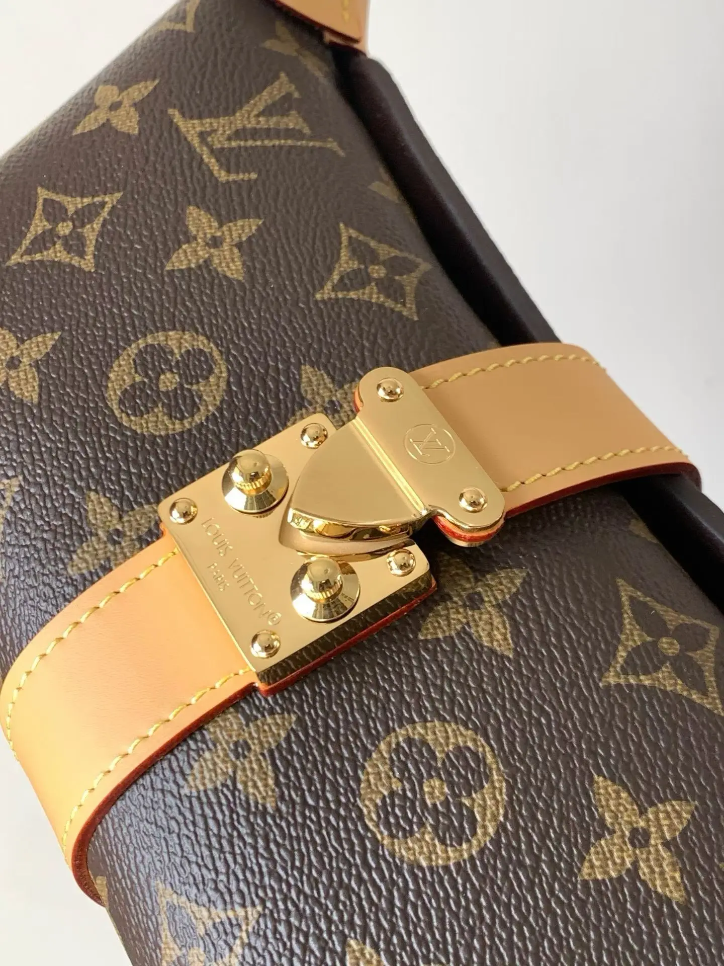 Louis Vuitton M26191 Canvas Handbag Women s Shoulder Bag - Detail view 5