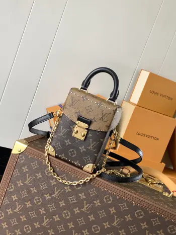 <p>顶级原单 变码芯片M82465 本款 Camera Box 手袋以 Monogram 和 Monogram Reverse 帆布塑造摩登构型 融合 S-lock 锁扣 金属包角和饰钉等 Petite Malle 手袋的标志性细节 纤细链条彰显柔美格调 顶部手柄再添舒适背携方式 12.5 x 17.6 x 6.0 厘米 (长 x 高 x 宽)</p><p></p>