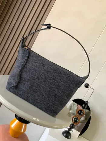 <p>Anagram 提花布和牛皮革 Cubi 手袋大号 便当包 Cubi饭盒包 这一季的快乐是Cubi给的 L0ewe 最新抢手腋下包 Cubi款号 9008</p><p>颜色 黑布大花</p>