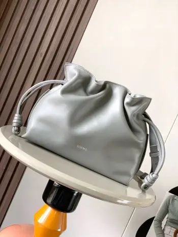 <p>新版梦福袋30CM 新款纳帕牛皮革Flamenco手拿包福袋 采用拉绳收紧 并打上标志性的盘绕结 这个版本采用纳帕牛皮革制成 不得不说 这个品牌将皮质的柔软和实用主义都在Flamenco Knot上展现得淋漓尽致 款号 9043</p><p>颜色 沥青灰银扣</p>