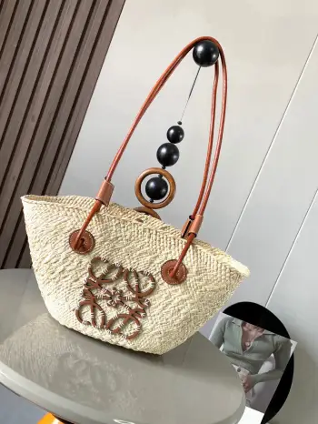 <p>小号伊拉卡棕榈纤维和牛皮革  Anagram Basket 手袋 超多明星同款 一个传统的篮子手袋 带有经典的手工编织包身 管状牛皮革带子 以及一块牛皮革 Anagram 压纹贴片 这个小尺寸版本采用伊拉卡棕榈制成 款号 8012</p><p>颜色 棕色</p>