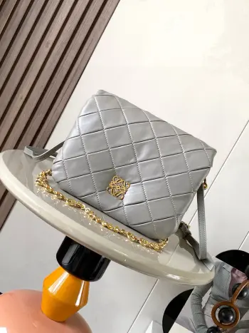 <p> 复褶闪亮纳帕羊皮革 Puffer Goya 手袋Puffer Goya 受到了 Goya 美学的启发 通过带有鹅毛衬垫的闪亮纳帕羊皮革 带来了全新的感官和触觉维度配有可拆卸且可调节的金属甜甜圈链条和一条可拆卸皮革带子这个版本采用褶皱羊皮革经过裁剪  缝制 和手工编织制成  肩背或手拿款号 9076</p><p>颜色 珍珠灰</p>