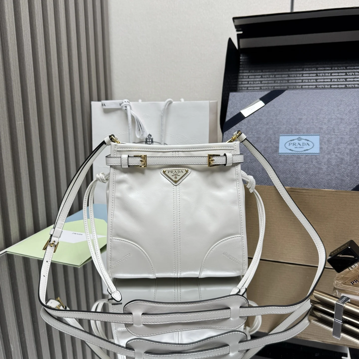 原单普拉达女包|高仿普拉达女包|精仿普拉达女包|一比一普拉达女包<p> 顶级原单 新款1BH229迷你单肩包 Sot Lux油腊皮 标志性设计焕然一新 Bonnie手袋是一款配有肩带的廓形 提升了风格的多功能本质 全新精致紧凑的造型采用精心制作的柔软皮革 呈现独特光泽 独特的袢带细节勾勒出这款配饰 饰以涂珐琅三角形金属徽标 配有一条可拆卸调节的长肩带 方便不同场合搭配 </p>