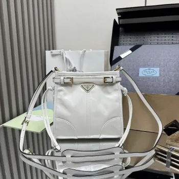 <p> 顶级原单 新款1BH229迷你单肩包 Sot Lux油腊皮 标志性设计焕然一新 Bonnie手袋是一款配有肩带的廓形 提升了风格的多功能本质 全新精致紧凑的造型采用精心制作的柔软皮革 呈现独特光泽 独特的袢带细节勾勒出这款配饰 饰以涂珐琅三角形金属徽标 配有一条可拆卸调节的长肩带 方便不同场合搭配 </p>