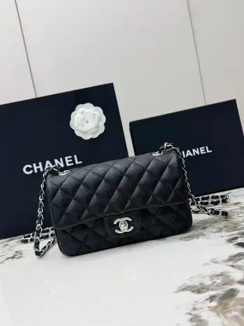 <p>CHANEL 小号20cm 原单货 香奈儿 CIassic FIap CF经典金扣菱格牛皮穿链条 链条肩带 颗粒压花球纹小牛皮女士手提包 可斜挎可单肩 采用进口银扣定制五金 进口牛皮材质 里外都是全皮 柔软度满满 耐磨不易划伤 经典菱格纹+复古银色五金 双CLogo点缀 细节超精致型号 A69900</p><p>尺寸  长20X宽6X高12cm </p>