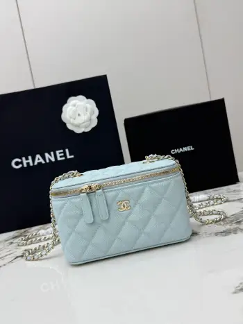 <p>CHANEL 新品 鱼子酱小球纹香奈儿24K春夏新款 顶级货全钢金色链条 小球纹鱼子酱压花牛皮盒子包 精巧别致链条小化妆盒 得体方形状mini可爱无敌啦〰 小小空间除了手机放不琐碎小物件还是蛮能收纳的  手提超级萌 可单肩可斜挎哦   . </p><p>型号 A  </p><p>尺 长17x宽8x高9.5cm </p>