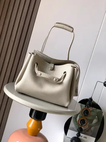 <p>中号柔软牛皮革 Madrid手袋Madrid 具有柔软的结构感梯形造型采用角撑设计 搭配可调节提手和 Pebble 磁扣中小号版本采用柔软牛皮革制成*可肩背 斜挎或手提*可调节肩带 搭配皮革延长带 *AnagramPebble 磁扣开合拉链开合*一个拉链内袋 *Anagram Pebble金属脚钉*纳帕羊皮革衬里</p><p>尺 28.5CM 23CM 11CM</p><p>款号 9147</p><p>颜色 粘土色</p>