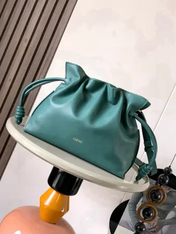 <p>新版梦福袋30CM 新款纳帕牛皮革Flamenco手拿包福袋 采用拉绳收紧 并打上标志性的盘绕结 这个版本采用纳帕牛皮革制成 不得不说 这个品牌将皮质的柔软和实用主义都在Flamenco Knot上展现得淋漓尽致 款号 9043</p><p>颜色 亚丁绿</p>