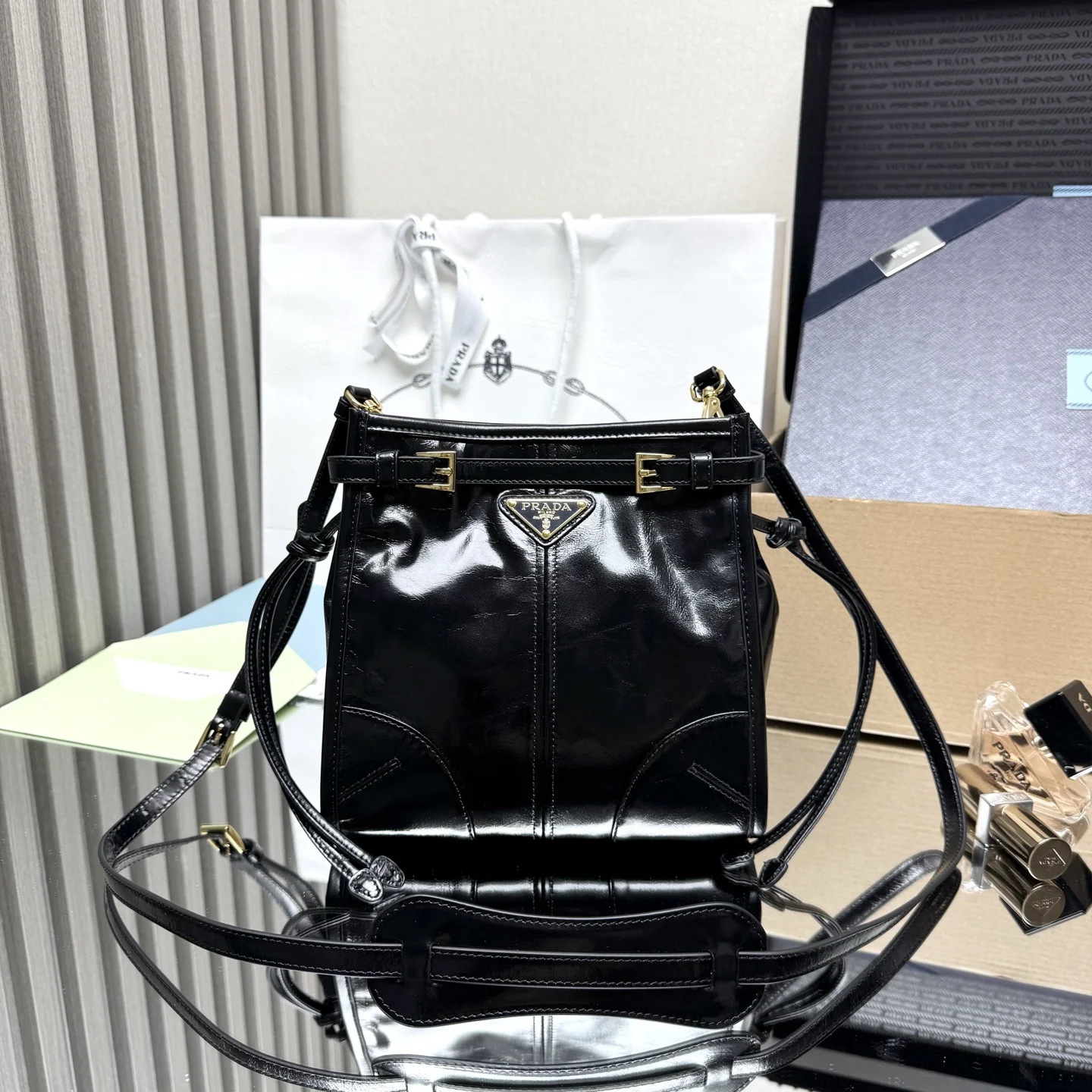 原单普拉达女包|高仿普拉达女包|精仿普拉达女包|一比一普拉达女包<p> 顶级原单 新款1BH229迷你单肩包 Sot Lux油腊皮 标志性设计焕然一新 Bonnie手袋是一款配有肩带的廓形 提升了风格的多功能本质 全新精致紧凑的造型采用精心制作的柔软皮革 呈现独特光泽 独特的袢带细节勾勒出这款配饰 饰以涂珐琅三角形金属徽标 配有一条可拆卸调节的长肩带 方便不同场合搭配 </p>