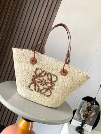 <p>大号伊拉卡棕榈纤维和牛皮革  Anagram Basket 手袋 超多明星同款 一个传统的篮子手袋 带有经典的手工编织包身 管状牛皮革带子 以及一块牛皮革 Anagram 压纹贴片 这个小尺寸版本采用伊拉卡棕榈制成 款号 8011</p><p>颜色 棕色</p>
