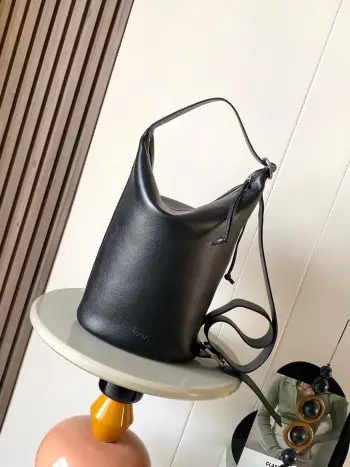 <p>新款 柔软粒面牛皮革 Loop 水桶手袋Loop 结合水桶手袋的廓形和旅行包的轻松功能造就混搭手袋采用标志性的搭扣和滑扣可以多种方式佩戴 方便轻松调整环带顶部和侧面拉链便于拿取物品 此版本采用柔软粒面牛皮革制成*可肩背或斜挎*可调节肩带*拉链开合*一个拉链内袋*织物衬里 *L0EWE 压纹</p><p>尺 39CM 39CM 15.5CM</p><p>款号 9158</p><p>颜色 黑色/鹿皮</p>