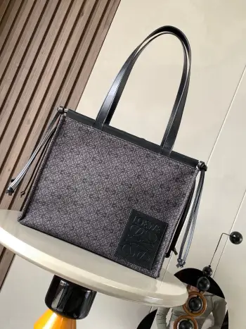 <p>每一年罗家都会出一款特色的白色布包而且还特别火爆 前年  吐司包 去年  Paula s包 今年又迎来最新的cushion tote bag  简直不要太赞  采用独家定制台湾进口帆布搭配进口小牛皮绑绳式设计的袋口加上四角落打结绳带 款号 8015</p><p>颜色 花布黑</p>