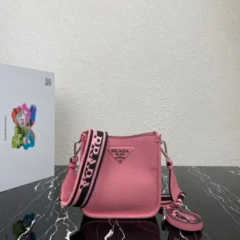 <p> 顶级原单 专柜新款单肩包1BH191 配有两条肩带 这款皮革迷你单肩包采用进口鹿纹牛皮设计 简约又大气 正面金属三角形徽标平添标志性格调可拆卸徽标印花织带肩带彰显其现代风范95厘米可拆卸可调式刺绣徽标印花织带肩带 100厘米可拆卸可调式皮革肩带 </p>