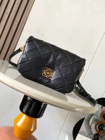 <p>迷你亮面纳帕羊皮革褶皱 Puffer Goya 手袋Goya Puffer 受到了Goya 美学的启发 通过带有鹅毛衬垫的闪亮纳帕羊皮革带来了全新的感官和触觉维度此迷你版本采用褶皱羊皮革制成 经过手工剪裁  缝合和缝制 多种背法可肩背或手拿 可拆卸可调节肩带 磁扣开合 一个隔层和一个拉链 口袋 纳帕羊皮革衬里</p><p>尺 20cm 6cm 13cm</p><p>款号 9077</p><p>颜色 黑色</p>