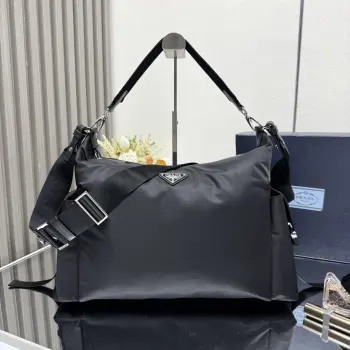 <p> 顶级原单 新品男款2VH204探索包这款Explore包是精致与功能的完美结合 体现了一种充满活力的现代风格 这款包袋重新诠释了尼龙面料的hobo版型 配有2条可拆卸手柄和肩带 适合百搭穿着 皮革细节和金属硬件完善了多口袋设计 专为城市探险和户外探险打造 容量空间大 又是一款永久不过时爆款 赶紧入手吧尺寸 长43x高29.5x底15cm</p>