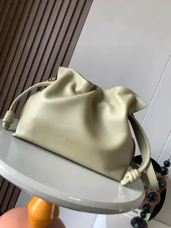 <p>新版梦福袋30CM 新款纳帕牛皮革Flamenco手拿包福袋 采用拉绳收紧 并打上标志性的盘绕结 这个版本采用纳帕牛皮革制成 不得不说 这个品牌将皮质的柔软和实用主义都在Flamenco Knot上展现得淋漓尽致 款号 9043 新款</p><p>颜色 粘土绿</p>