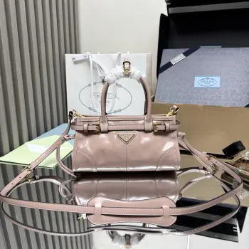 <p> 顶级原单 LusSolf油腊皮 1BA486迷你号这款迷你手提斜挎包采用进口油腊皮 油亮的色泽散发出古典气息 配有一条可拆卸调节的长肩带 斜挎 手提 肩带 满足所有背法  容量空间非常大 巨巨好用  绝对是时商达人们的必备款 小小尺寸 真的太太可爱了  赶紧把这款复古格调手拎包带回家吧 尺寸 长23.5高12x底9cm</p>