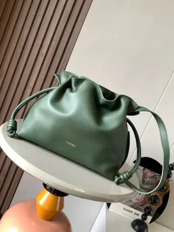 <p>新版梦福袋30CM 新款纳帕牛皮革Flamenco手拿包福袋 采用拉绳收紧 并打上标志性的盘绕结 这个版本采用纳帕牛皮革制成 不得不说 这个品牌将皮质的柔软和实用主义都在Flamenco Knot上展现得淋漓尽致 款号 9043 新款</p><p>颜色 复古绿</p>