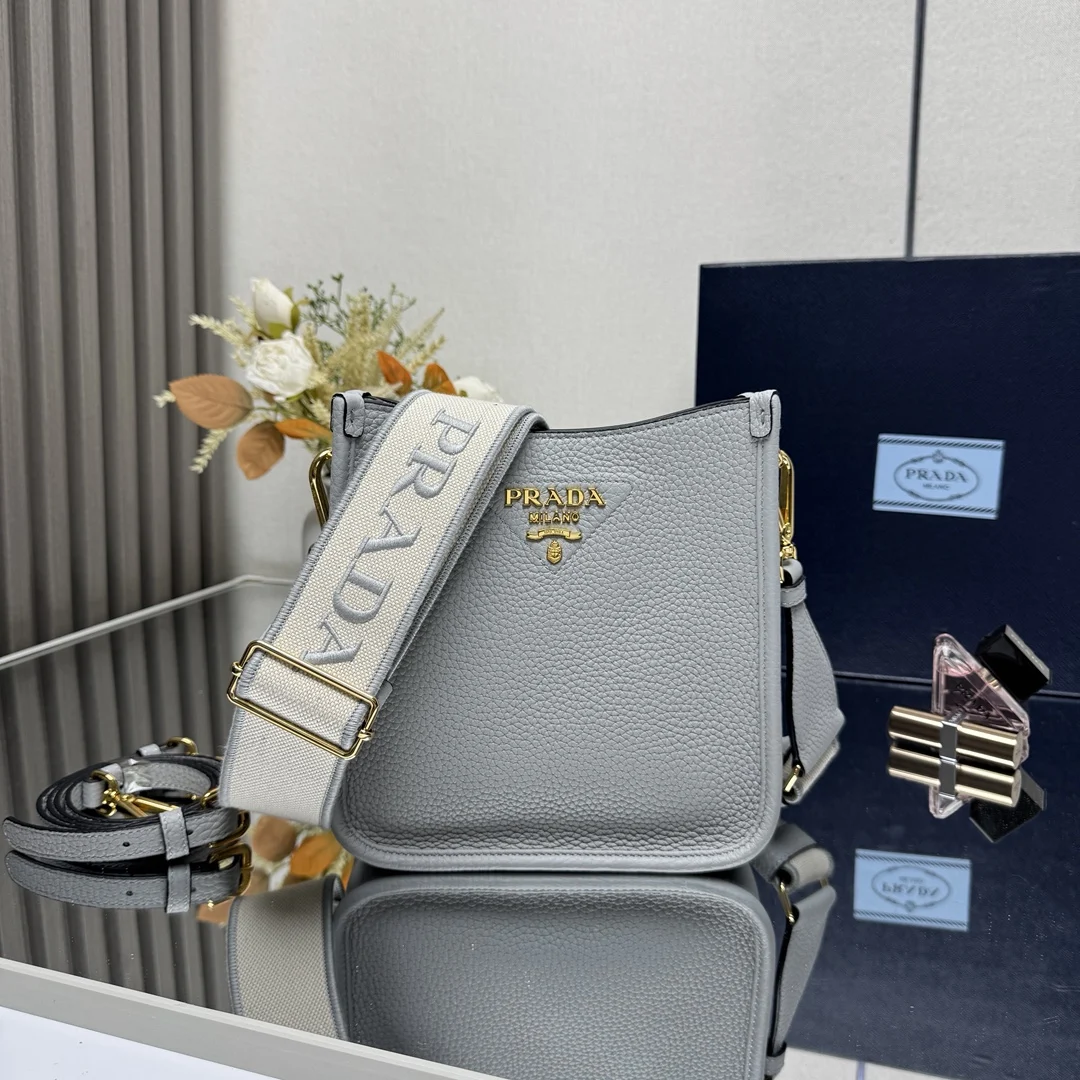 原单普拉达女包|高仿普拉达女包|精仿普拉达女包|一比一普拉达女包<p> 顶级原单 专柜新款单肩包1BH191 配有两条肩带 这款皮革迷你单肩包采用进口鹿纹牛皮设计 简约又大气 正面金属三角形徽标平添标志性格调 可调式可拆卸徽标印花织带肩带 长度95厘米 最大长度107厘米 - 最小长度56厘米 - </p>