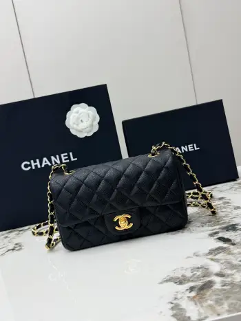 <p>CHANEL 小号20cm 原单货 香奈儿 CIassic FIap CF经典金扣菱格牛皮穿链条 链条肩带 颗粒压花球纹小牛皮女士手提包 可斜挎可单肩 采用进口金扣定制五金 进口牛皮材质 里外都是全皮 柔软度满满 耐磨不易划伤 经典菱格纹+复古金色五金 双CLogo点缀 细节超精致型号 A69900</p><p>尺寸  长20X宽6X高12cm </p>