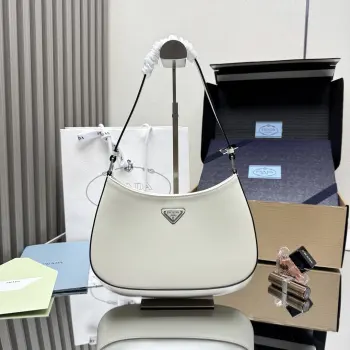 <p> 顶级原单 P家专柜最新款女士腋下包1BC499采用进口皮革开边珠小牛皮材质 私定白呖五金 不一样的女神腋下包 又是一款永不过时的爆款 尺寸27X21X5CM </p>