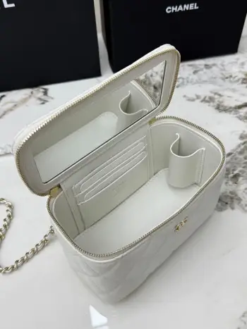 <p>CHANEL 新品 鱼子酱小球纹香奈儿24K春夏新款 顶级货全钢金色链条 小球纹鱼子酱压花牛皮盒子包 精巧别致链条小化妆盒 得体方形状mini可爱无敌啦〰 小小空间除了手机放不琐碎小物件还是蛮能收纳的  手提超级萌 可单肩可斜挎哦   . </p><p>型号 A  </p><p>尺 长17x宽8x高9.5cm </p>