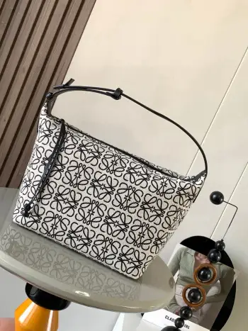<p>Anagram 提花布和牛皮革 Cubi 手袋大号 便当包 Cubi饭盒包 这一季的快乐是Cubi给的 L0ewe 最新抢手腋下包 Cubi款号 9008</p><p>颜色 黑白大花</p>