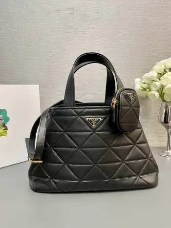 <p> 顶级原单  中号35CM 新款托特包到货这款Matinee手袋采用进口小牛皮 纯手工菱形压花绣线图案设计 显得格外独特大气 内里搭配进口羊皮 配有一个拉链小包 里面配有钩扣 可拆卸手挽带和长肩带 型号 1BG545 尺寸 35x22x15cm </p>